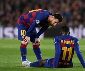 En esta foto de archivo tomada el 27 de noviembre de 2019, el delantero francés de Barcelona Ousmane Dembele (R) es consolado por el delantero argentino de Barcelona Lionel Messi después de una lesión durante el partido de fútbol del Grupo F de la UEFA Champions League entre el FC Barcelona y el Borussia Dortmund en el estadio Camp Nou de Barcelona, ​​el 27 de noviembre de 2019.