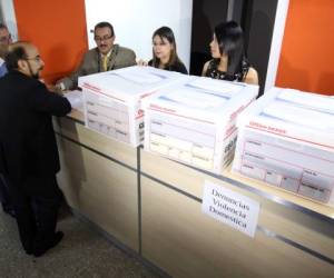 Las denuncias fueron entregadas en un lote de cajas por miembros de la Comisión Depuradora, foto: EL HERALDO.