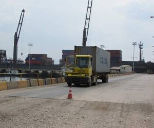 Entre las nuevas inversiones destaca la pavimentación del recinto portuario, así como la reparación de los pilotes y las losas del muelle.