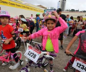 Con sus cascos y rodilleras listas estos pequeñitos dijeron presente a la Vuelta Ciclística Infantil El Heraldo 2017. (Foto: Marvin Salgado/ El Heraldo Honduras, Noticias de Honduras)