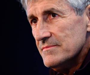 Sant Joan Despí, Cataluña, España: el entrenador español de Barcelona, ​​Quique Setien, celebra una conferencia de prensa en el campo de entrenamiento de Joan Gamper en Sant Joan Despi, en las afueras de Barcelona, ​​el 29 de febrero de 2020, en vísperas del partido de fútbol de la Liga española entre el Real Madrid y Barcelona. / AFP / PAU BARRENA