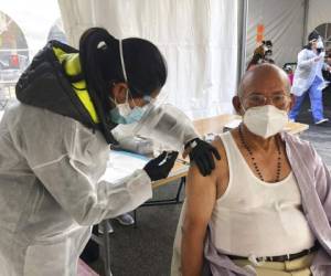 Víctor Villegas, de 78 años, recibe la vacuna contra el COVID-19 en un centro de vacunación del distrito de Mission, en San Francisco. Foto:AP