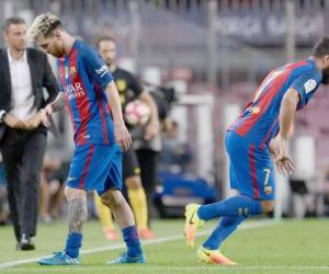 Lionel Messi sentó en el campo y luego abandonó el césped andando, cediendo su lugar al turco Arda Turan (minuto 60). Foto: Agencia AFP