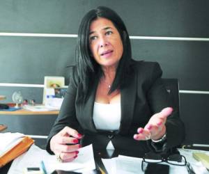 La directora Miriam Guzmán explicó al presidente del Cohep, Luis Larach, y demás empresarios el nuevo rol del SAR.