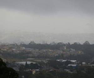 La capital de Honduras amaneció este jueves bajo un cielo nublado y lloviznas leves. Foto: Estalin Irias/ EL HERALDO