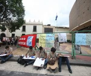 Los artistas realizaron demostraciones de pintura y escultura en los bajos del Poder Legislativo.