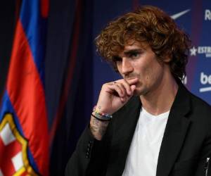 Barcelona, ​​Cataluña: el nuevo delantero del Barcelona, ​​Antoine Griezmann, hace gestos durante su presentación oficial del club de fútbol español en el estadio Camp Nou de Barcelona el 14 de julio de 2019. / AFP / LLUIS GENE