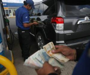Los combustibles experimentarán un alza a partir de este lunes 12 de diciembre en Honduras.