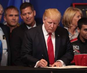 Donald Trump, presidente de los Estados Unidos, firma uno de sus decretos legislativos.
