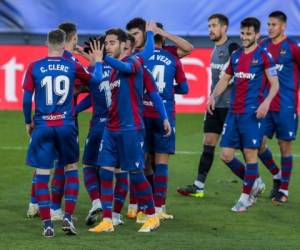 Los jugadores de Levante festejan su triunfo por 2-1 contra Real Madrid en el estadio Alfredo Di Stefano en Madrid, sábado 30 de enero de 2021. Levante ganó 2-1. Foto: AP.