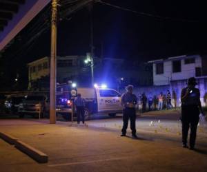 El comunicador hondureño Igor Padilla, quien cubría la fuente de sucesos y tenía un programa de comedia en HCH, fue asesinado en las afueras de una tienda en el barrio Suyapa de San Pedro Sula, norte del país. Agentes oculares inspeccionaban la noche del martes la escena del crimen, foto: EL HERALDO.