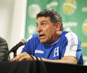 El DT de Honduras, Luis Fernando Suárez, durante la conferencia de prensa en Washington.