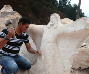 Una especie de virgen tallada en piedra es de los últimos trabajos. (Fotos: Efraín Salgado / EL HERALDO)