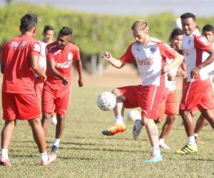 Walter la Tota García controla el balón en el último entrenamiento del Rey de Copas (Foto: El Heraldo Honduras/ Noticias de Honduras)