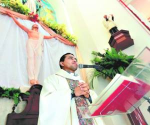 El padre Ismael Enrique de la Cruz desde hace dos años es el párroco de la iglesia Medalla Milagrosa.