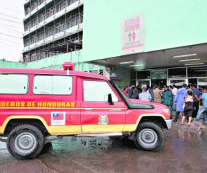 Miembros del Cuerpo de Bomberos trasladaron los heridos al Hospital Escuela Universitario.