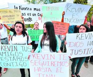 Amigos, compañeros y familiares del universitario Kevin Solórzano protestaron frente a la Corte Suprema de Justicia. (Fotos: Marvin Salgado)