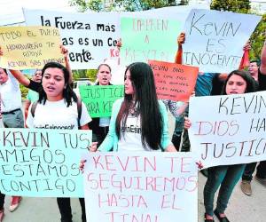 Amigos, compañeros y familiares del universitario Kevin Solórzano protestaron frente a la Corte Suprema de Justicia. (Fotos: Marvin Salgado)