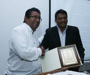 Juan Flores recibiendo su premio