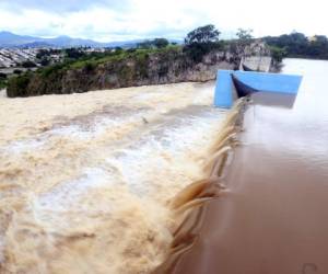 En la actualidad, la presa produce unos 90 metros cúbicos de agua por segundo, añadió el jefe de operaciones del embalse.