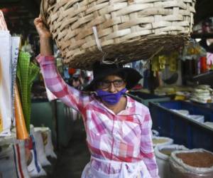 Una mujer intenta vender sus productos en un mercado de Nicaragua, donde a diferencia de los demás países de Centroamérica, no se han ordenado medidas para reducir el número de personas que visitas estos centros de abastecimiento. Foto. AP