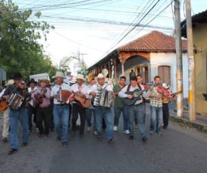 La Orquesta Campesina está conformada por músicos oriundos de diferentes municipios de Choluteca, quienes han unido su talento y de manera autodidacta han compuesto melodías.