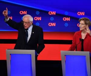 Los aspirantes presidenciales demócratas, el senador estadounidense de Massachusetts Elizabeth Warren (R) y el senador estadounidense de Vermont Bernie Sanders hacen un gesto durante la primera ronda del segundo debate primario demócrata de la temporada de campaña presidencial 2020 organizada por CNN en el Fox Theatre de Detroit, Michigan, el 30 de julio , 2019. (Foto por Brendan Smialowski / AFP)