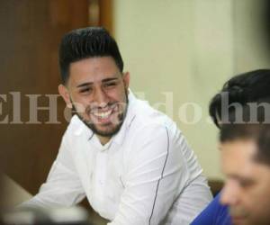Kevin Solórzano, acusado del asesinato del exfiscal Edwin Eguigure, esboza una sonrisa durante la etapa final de su juicio como prueba que aún mantiene la esperanza que un tribunal lo declare inocente, foto: EL HERALDO.