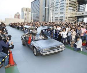 Un automóvil DeLorean como el de 'Come Back to the Future' movido por etanol producto de ropa reciclada, es una de las grandes atracciones.