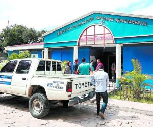 Los maestros hicieron largas filas en la Departamental y en Escalafón para poder inscribirse.