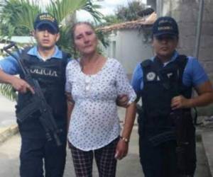 Esta mujer es quien cuidaba a las dos víctimas de secuestro. Autoridades policiales la detuvieron.