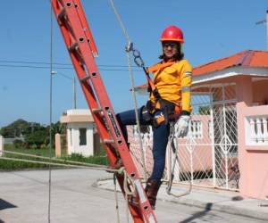 Graduada como Técnica Electricista, Gleny Faviana Ramos Antúnez (28) desde las cuatro de la mañana, inicia el día llena de entusiasmo y una completa vocación de servicio. (Foto: EEH/ El Heraldo Honduras/ Noticias Honduras hoy)