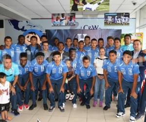 Los jóvenes mundialistas posaron para la fotografía al pisar suelo hondureño. Foto:Ronald Aceituno.