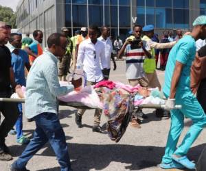 Los equipos de rescate de Somalia y Turquía llevan a una mujer herida en una camilla, que resultó herida en la explosión del coche bomba del 28 de diciembre de 2019 en Mogadiscio, antes de ser evacuada a Turquía para recibir tratamiento médico, en el aeropuerto internacional de Adán Adde en Mogadiscio el 29 de diciembre. , 2019. - Un avión militar turco aterrizó en Mogadiscio el 29 de diciembre de 2019, para evacuar a unas 15 personas gravemente heridas en el ataque que mató a 79 personas el 28 de diciembre de 2019, en la capital somalí, que fue frecuentemente atacada por insurgentes islamistas.
