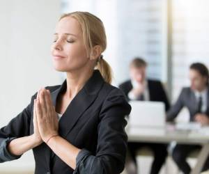 Modo de pensar. Evite pensar que el éxito en su vida depende de qué carrera tiene o cuánto dinero gana.