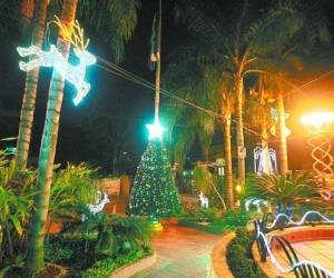 Al caer la noche, la plaza del Distrito Hotelero alumbra con intensidad los colores y las figuras de la Navidad.