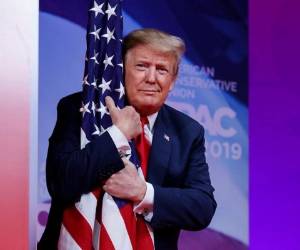 Los estadounidenses están divididos respecto al proceso de destitución de Trump: el 48,3% lo apoya frente al 44,6% que se opone, según el promedio de sondeos de RealClearPolitics. Foto: AP