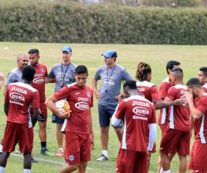 El técnico de Motagua, Diego Vazquez, charla con los jugadores previo al entrenamiento (Foto: EL HERALDO)