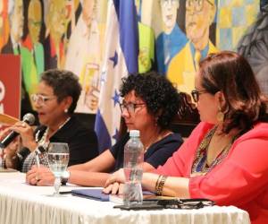 Anarella Vélez, Melissa Merlo y Maida Ochoa la expositoras durante el conversatorio.