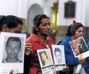 Three Nicaraguan women take part in a mass on October 13, 2012 at the Metropolitanan Cathedral in Guatemala City, in memory of their missing sons and daugthers who had travelled to Mexico to get to United States in search of the so-called American Dream. A total of 55 mothers from Guatemala, Nicaragua and Honduras will start on October 15 a tour that will take them through 14 Mexican states in search of their family members. AFP PHOTO/Johan ORDONEZ