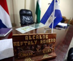 La silla del alcalde de Talanga, Jorge Neftaly Romero, permanece vacía. La vicealcaldesa Yolanda Carías dice que no lo puede sustituir porque hasta el momento es inocente, ya que no se le ha comprobado lo contrario.