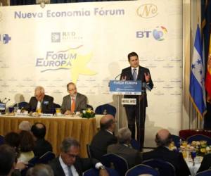 El presidente Juan Orlando Hernández compareció como orador principal en un foro de empresarios a quienes ofreció una cartera de proyectos de inversión.