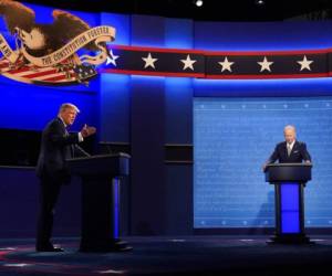 El presidente Donald Trump y el exvicepresidente y candidato demócrata a la presidencia Joe Biden durante el primer debate presidencial el martes 29 de septiembre de 2020. Foto: AP