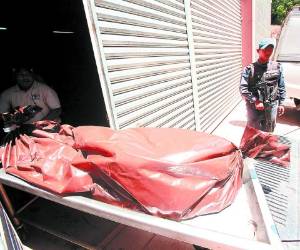 El cadáver del infortunado joven fue ingresado a la morgue capitalina.