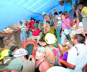 LABOR. Los mineros de San Juan Arriba no han desmayado en su lucha por sacar los cuerpos de sus amigos y familiares del interior de la mina.
