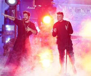 Camilo y Pedro Capó se presentan en el escenario durante la 21a Entrega Anual del Latin GRAMMY en American Airlines Arena. Foto: Agencia AFP.