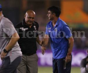 El entrenador del Honduras de El Progreso, Wilmer Cruz, se acercó a su par del Motagua, Diego Vázquez, tras la humillante derrota. Foto: Grupo OPSA.