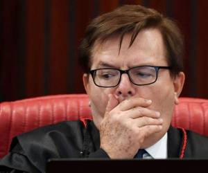 Supreme Electoral Court (TSE) Judge Herman Benjamin gestures s speaks during the session examining whether the 2014 reelection of president Dilma Rousseff and her then vice president Michel Temer should be invalidated because of corrupt campaign funding, in Brasilia, on June 9, 2017. The lead judge looking into corruption during Brazil's 2014 presidential election voted Friday to strip President Michel Temer of his mandate, but the overall result remained unclear, with six judges yet to weigh in. / AFP PHOTO / EVARISTO SA
