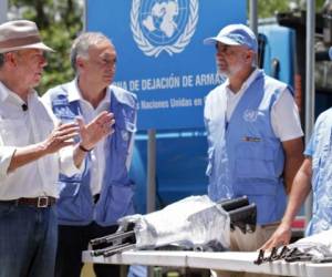 El presidente colombiano Juan Manuel Santos habla con los observadores de la misión de la ONU en Colombia que supervisaron el desarme. Se reunieron antes de cerrar el último contenedor con armas entregadas por Las Fuerzas Armadas Revolucionarias de Colombia. (Foto: AFP/ El Heraldo Honduras/ Noticias de Honduras)