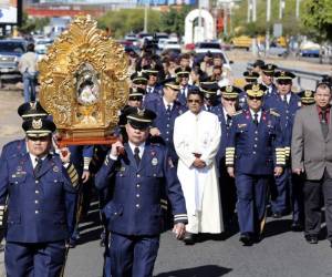 El mayor de Bomberos Marco Antonio Artica y el teniente Pedro Reyes dirigían la escolta de 150 elementos y personal administrativo que peregrinó por el bulevar Suyapa hacia el Santuario de la Patrona de Honduras.